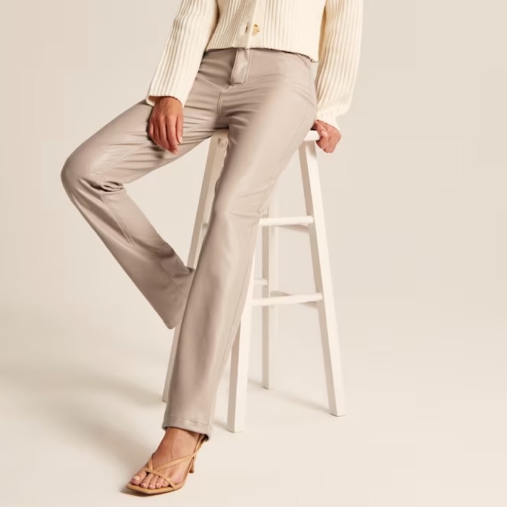 90s Straight Ultra High Rise Pants
Vegan Leather
Curve Love